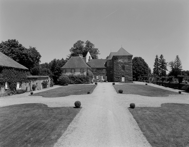 Vue depuis l'ouest montrant le jardin régulier et le château.