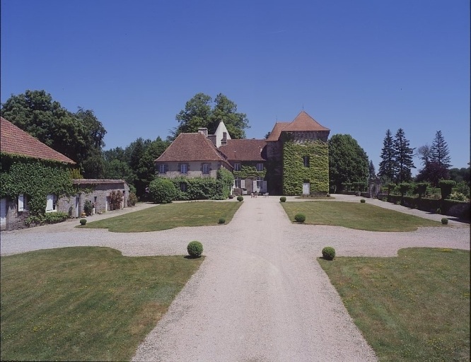 Vue depuis l'ouest montrant le jardin régulier et le château.