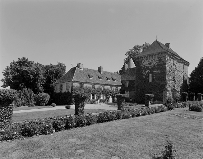 Vue d'ensemble prise depuis l'ancien jardin potager et montrant une partie du jardin régulier, le donjon et le corps de bâtiment du château construit au 18e siècle.