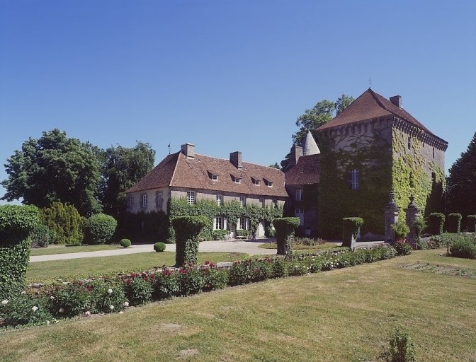 Vue d'ensemble depuis le sud, prise depuis l'ancien jardin potager et montrant une partie du jardin régulier, le donjon et le corps de bâtiment du château construit au 18e siècle.