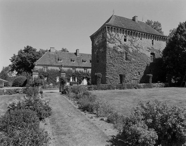 Vue depuis le sud, prise depuis l'ancien potager et montrant le donjon et le corps de bâtiment du château construit au 18e siècle.