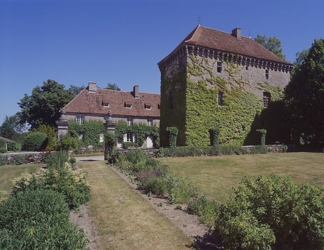 Vue depuis le sud, prise depuis l'ancien potager et montrant le donjon et le corps de bâtiment du château construit au 18e siècle.