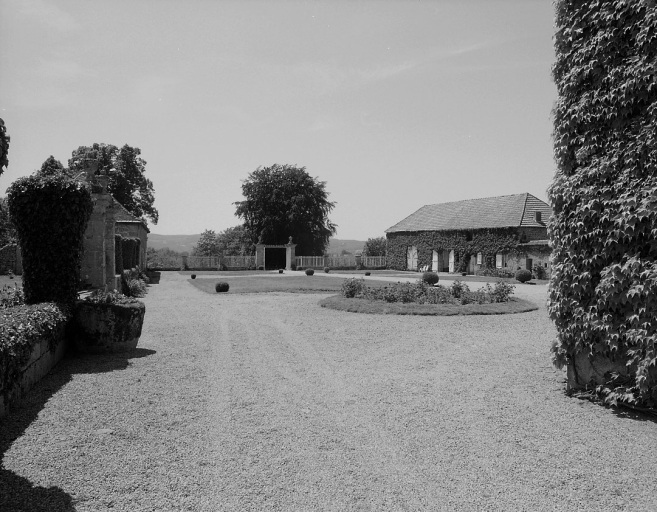 Vue d'ensemble du jardin régulier prise depuis le sud-est.