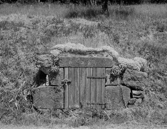 Fontaine intégrée dans un mur.