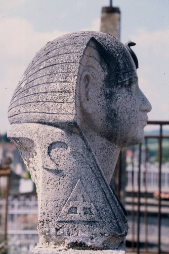 Tête d'égyptien ornant une tombe. Vue latérale. Cette sculpture n'est plus visible aujourd'hui.