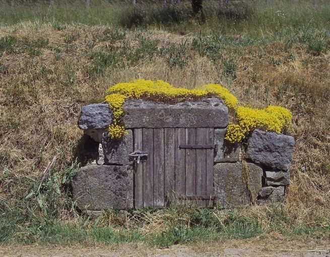 Fontaine intégrée dans un mur.