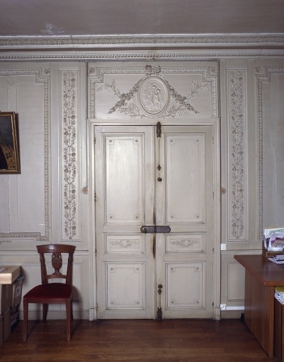 Intérieur, rez-de-chaussée. Vue partielle de l'ancien salon montrant le mur est orné de lambris de revêtement et d'un miroir d'applique.