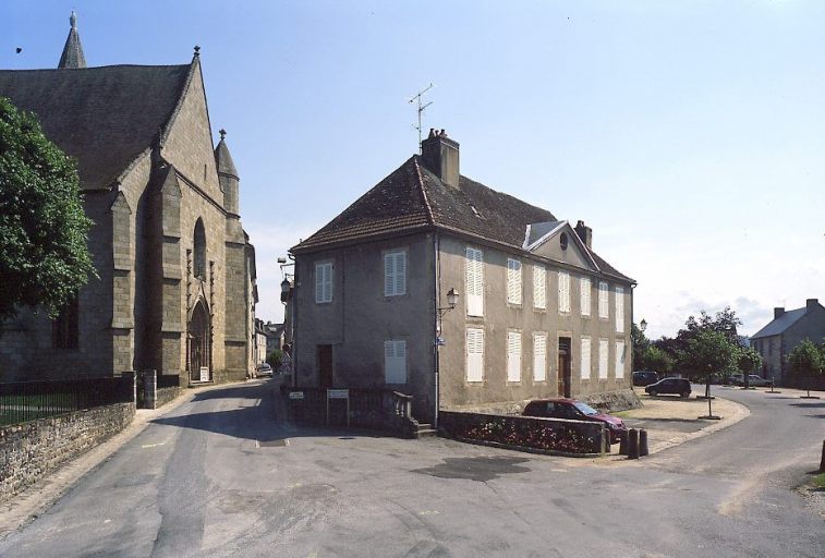 Rue des Fossés, place des Arbres. Cette photo montre l'emplacement de la porte de ville dite 'porte du Château' au bout de la rue des Fossés, une maison bâtie sur le tracé des fortifications et la place des Arbres aménagée après comblement des fossés.