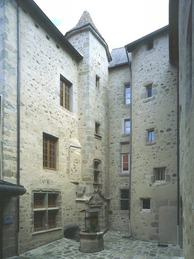 Vue de l'élévation sur cour après restauration.