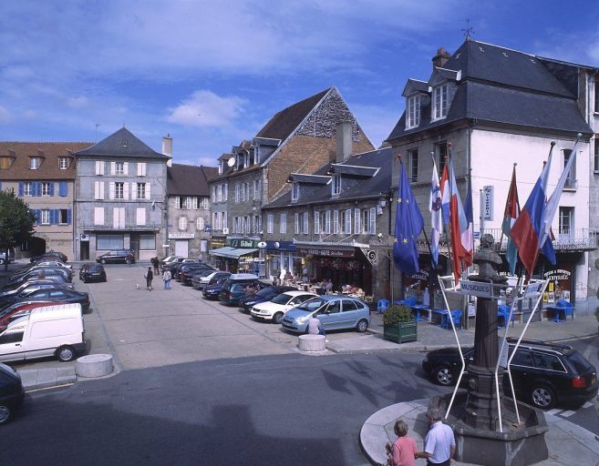 Vue partielle prise depuis le sud, avec la fontaine en premier plan.