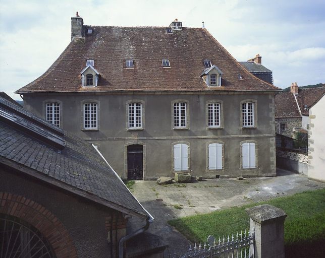 Vue d'ensemble de l'élévation antérieure.