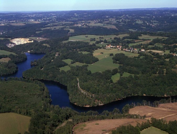 Vue aérienne de la vallée de la Creuse au niveau du barrage des Combes.