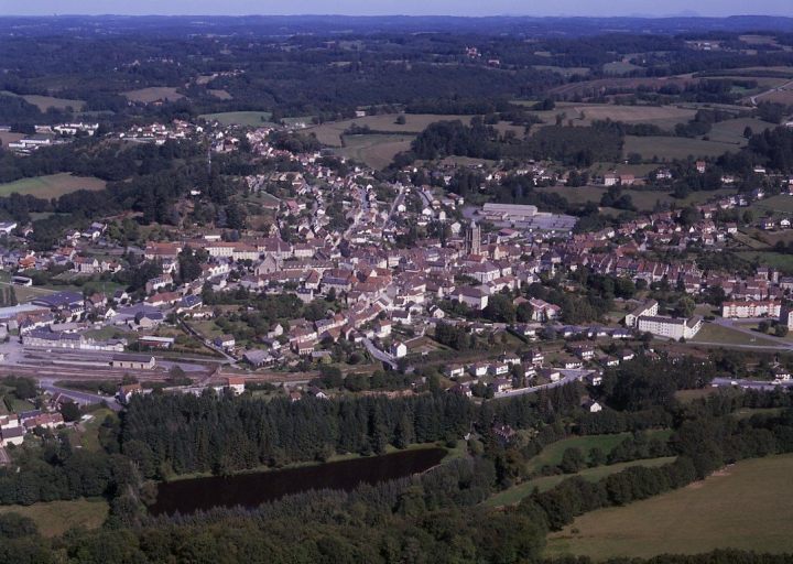 Vue rapprochée de l'ensemble de la ville depuis le nord-ouest.