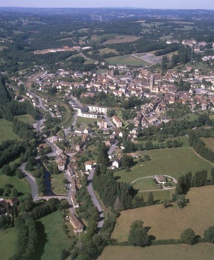 Vue aérienne de la ville prise depuis le sud et montrant au premier plan le faubourg du Pont Roby.