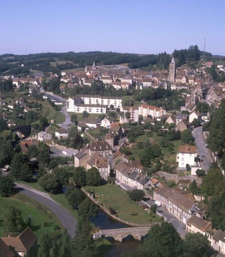 Vue aérienne de la ville prise depuis le sud et montrant au premier plan le faubourg du Pont Roby.