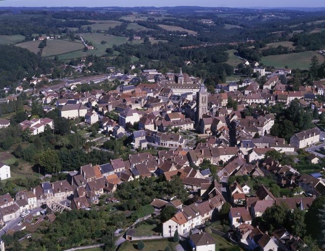 Vue partielle de la ville prise depuis l'est et montrant en premier plan le faubourg de la Fontalanelle.