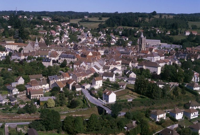 Vue partielle de la ville prise depuis l'ouest et montrant au premier plan le faubourg Pisseloche.