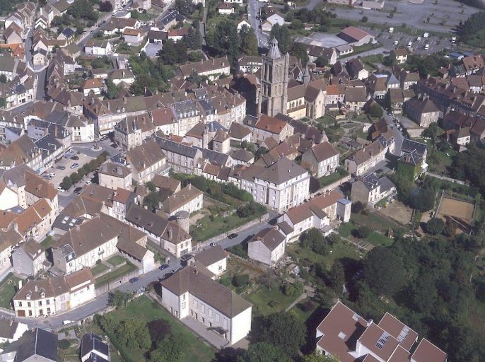 Vue partielle prise depuis l'ouest et montrant l'ancien tracé des fortifications, l'église du Moutier et la place Courtaud.