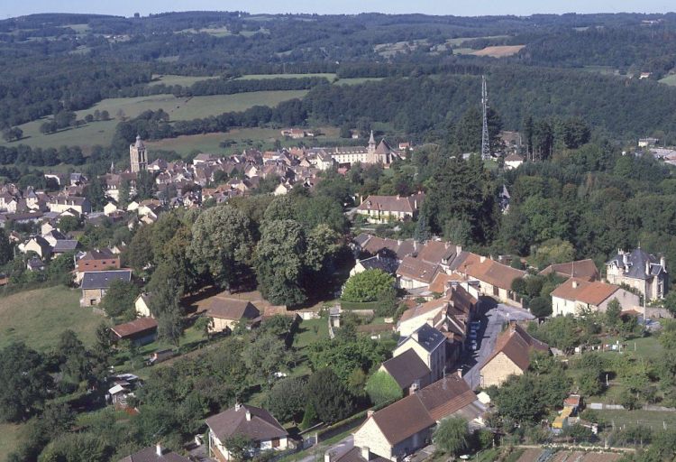 Vue partielle prise depuis l'est et montrant au premier plan le faubourg de Beaumont.