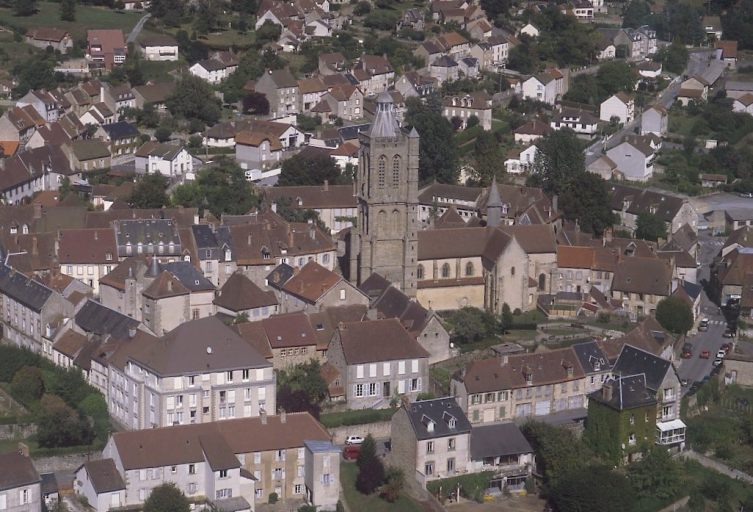 Vue d'ensemble de l'église depuis l'ouest.