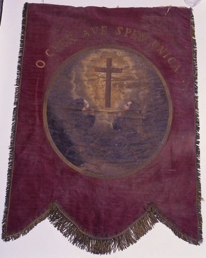 Vue d'ensemble de la face ornée d'une représentation de la Sainte Croix adorée par deux moines.