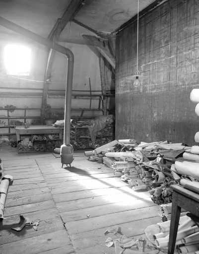 Vue d'une partie de l'étage des combles aménagée en atelier de peintres cartonniers.