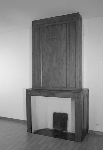 Premier étage, pièce sud-ouest. Vue d'ensemble de la cheminée.