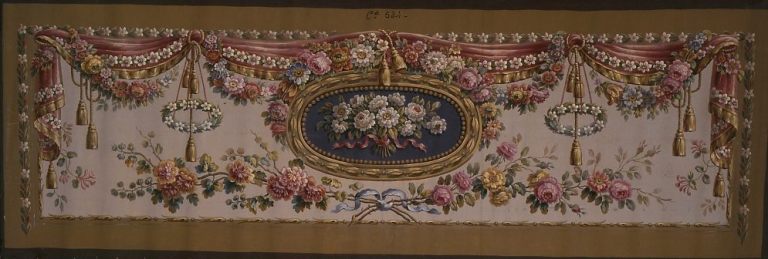 Peinture (carton de tapisserie) représentant un décor floral et conservée dans la partie du grenier aménagée en atelier de peintres cartonniers. Il s'agit certainement d'un carton de tapisserie de canapé.