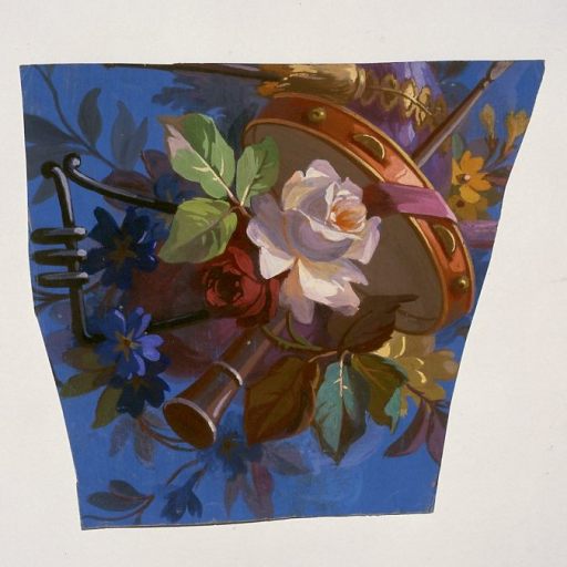 Fragment de peinture (carton de tapisserie) représentant deux instrument de musique (flûte et tambourin ?) avec des fleurs et conservé dans la partie de l'étage des combles aménagée en atelier de peintres cartonniers.