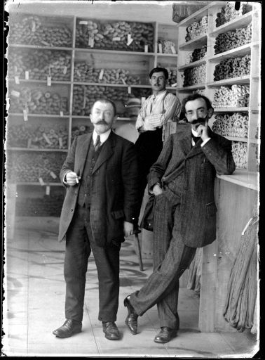 Photographie représentant trois employés des ateliers de tapisserie et notamment Sulpice Leclerc qui par la suite créera ses propres ateliers.