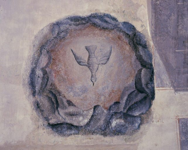 Vue d'une peinture représentant la colombe divine peinte dans une chapelle latérale nord.