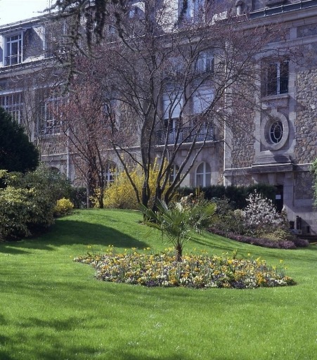 Vue du jardin prise en direction du corps de bâtiment nord.