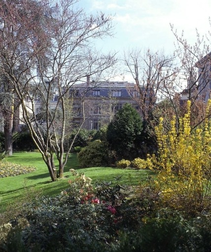 Vue du jardin prise en direction du corps de bâtiment sud.