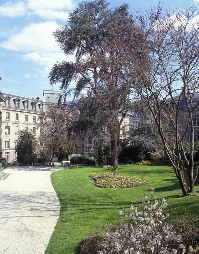 Vue du jardin prise en direction du porche.