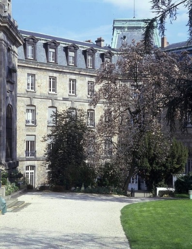 Vue du porche et corps de bâtiment attenant prise de la cour intérieure.