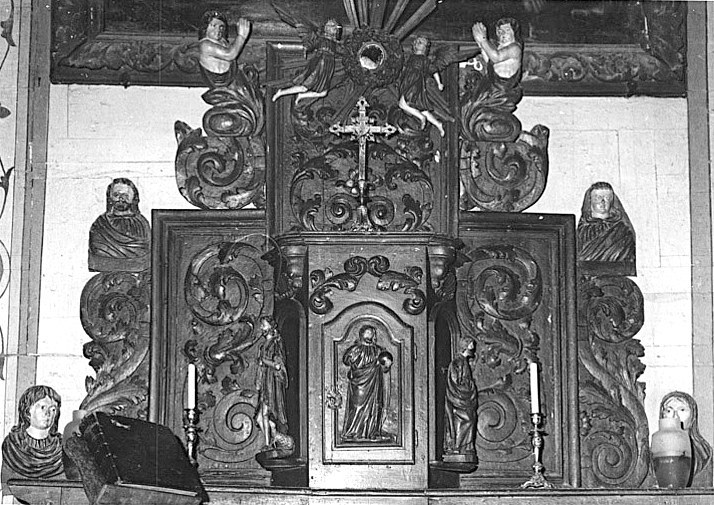 Tabernacle avec les statuettes des niches latérales (disparues depuis) , et exposition avec deux anges et une gloire (disparus depuis) en couronnement.