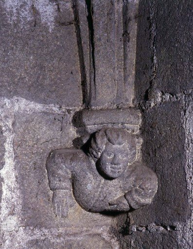 Clocher, premier niveau, angle sud-ouest. Culot de retombée d'une ancienne croisée d'ogives. Culot 2.