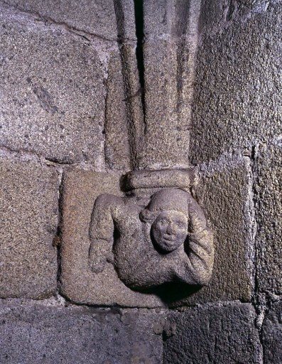 Clocher, premier niveau, angle sud-est. Culot de retombée d'une ancienne croisée d'ogives. Culot 4.