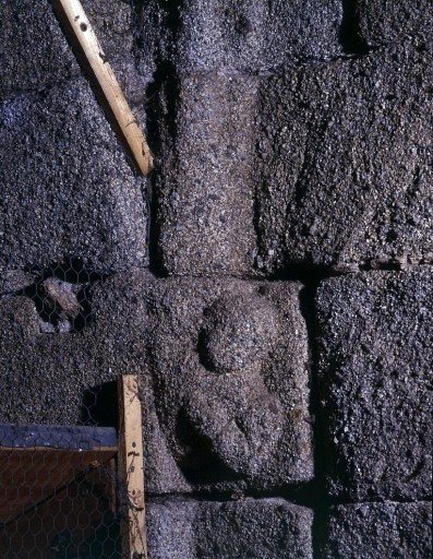 Clocher, premier niveau, angle nord-est. Culot de retombée d'une ancienne croisée d'ogive. Culot 3.