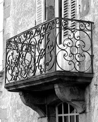 Façade sud, premier étage, garde-corps en ferronnerie du balcon, détail du côté.