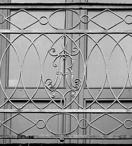 Détail du monogramme A R sur le garde-corps en ferronnerie du balcon.