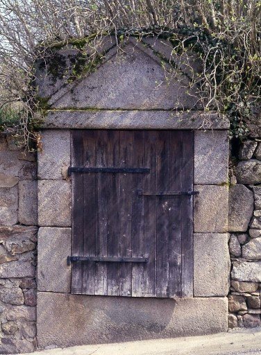 Fontaine intégrée dans un mur de clôture et portant sur son fronton l'inscription : 1848 / Février.