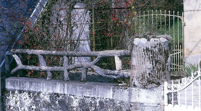 Maison (AI 54). Vue de la clôture de jardin et d'une jardinière à fleurs exécutées en rocaille.