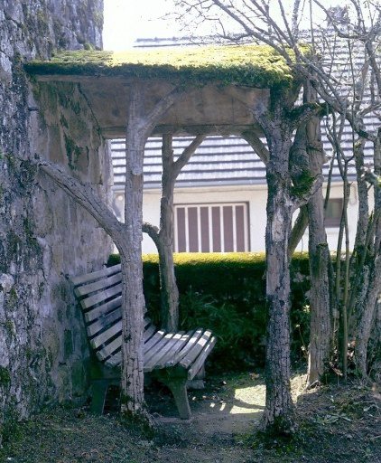 Vue d'une fabrique de jardin réalisée en rocaille.