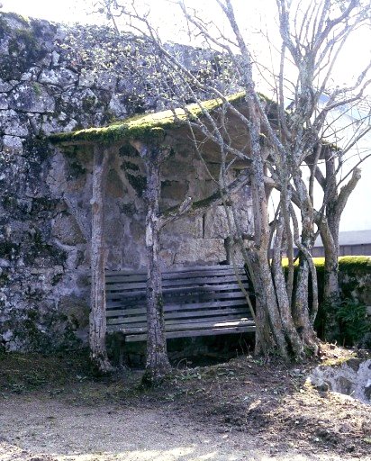 Vue d'une fabrique de jardin réalisée en rocaille.