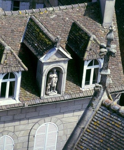 Vue depuis le clocher de l'église du Moutier de la niche aménagée entre deux lucarnes de la toiture et abritant la statue de saint Roch.