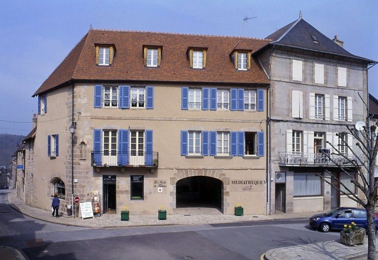 Vue d'ensemble des façades donnant sur la place Courtaud.