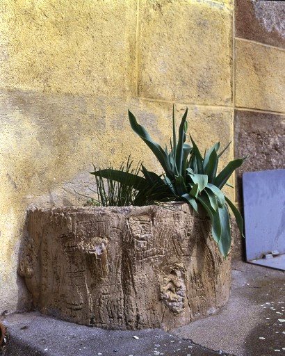 Jardinière réalisée en rocaille.