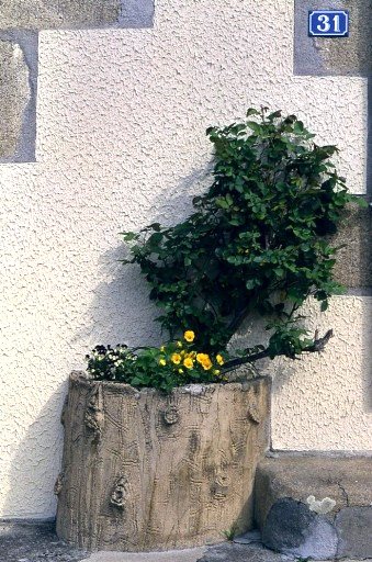 Jardinière réalisée en rocaille.