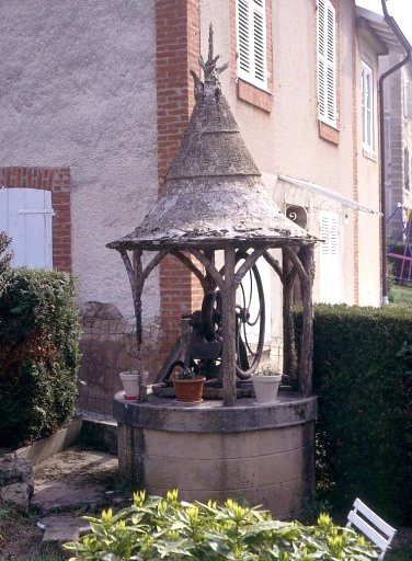 Maison (AM 105, 461). Vue du puits du jardin réalisé en rocaille.